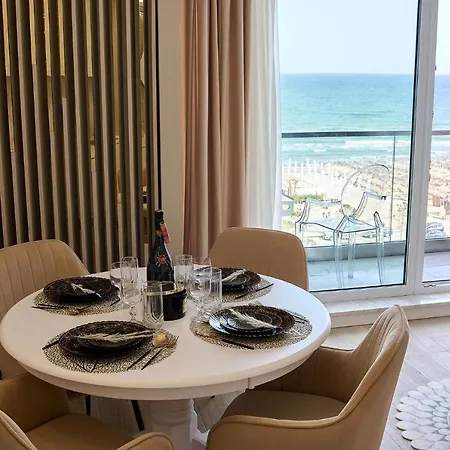 Seaview Luxury In Infinity Apartment