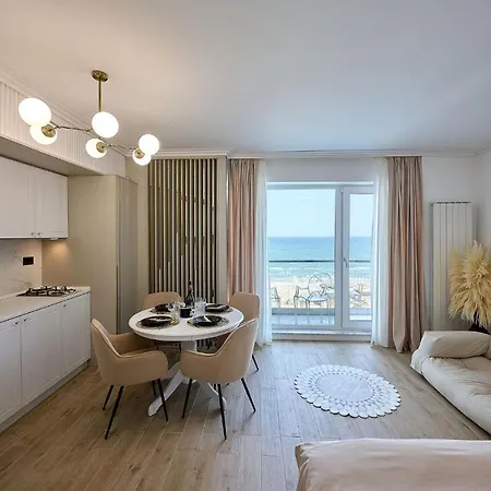 Seaview Luxury In Infinity Apartment Mamaia